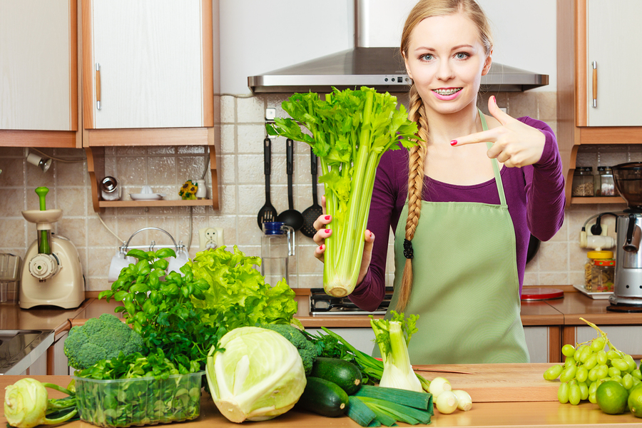 El apio contiene vitaminas A, B1, B2, B6, B9, C y E.
