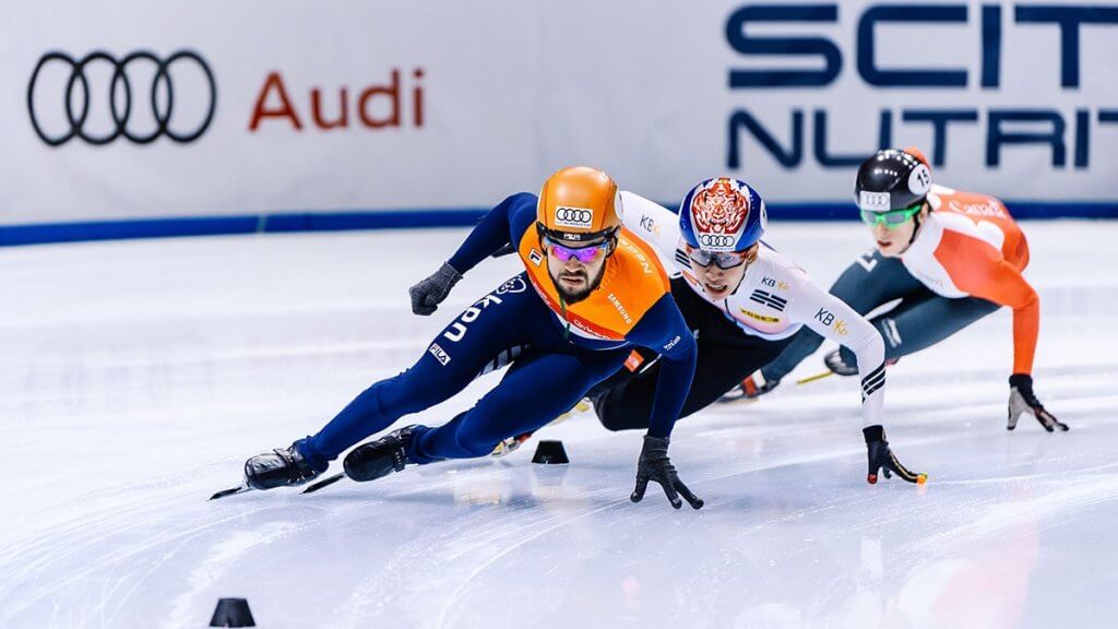 El patinaje de velocidad de pista corta surgió en los años 60, cuando se buscaba un deporte que se pudiese practicar en una pista de hockey sobre hielo.