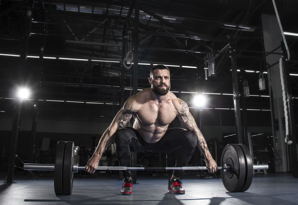 Hombre realizando peso muerto estilo snatch