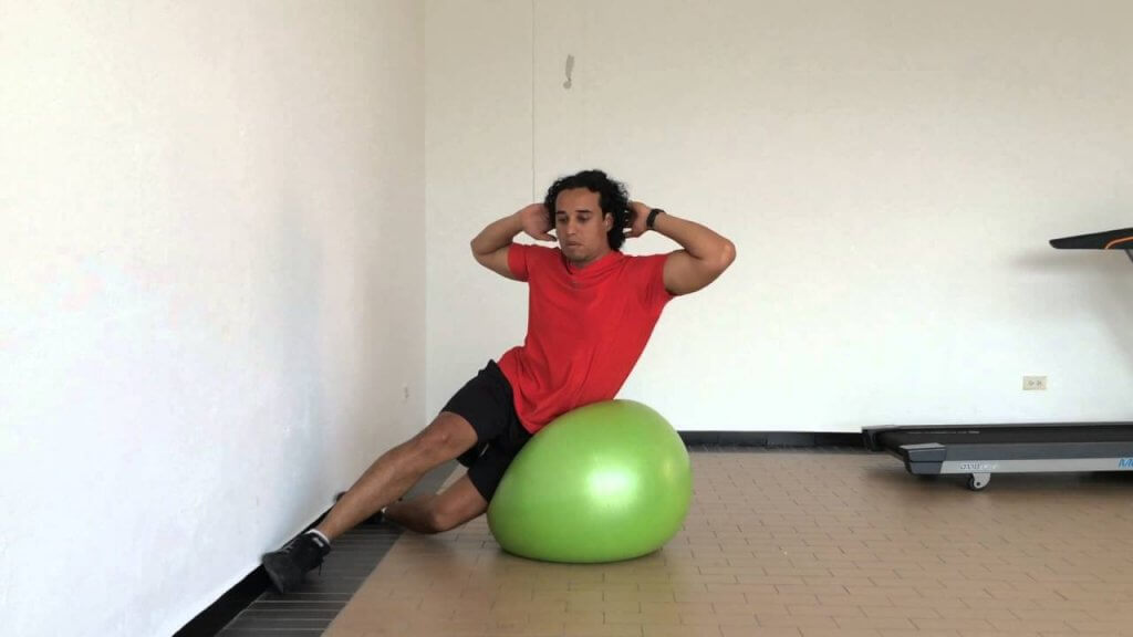 Los abdominales oblicuos se ven muy beneficiados si usamos un balón suizo al ejercitarnos.