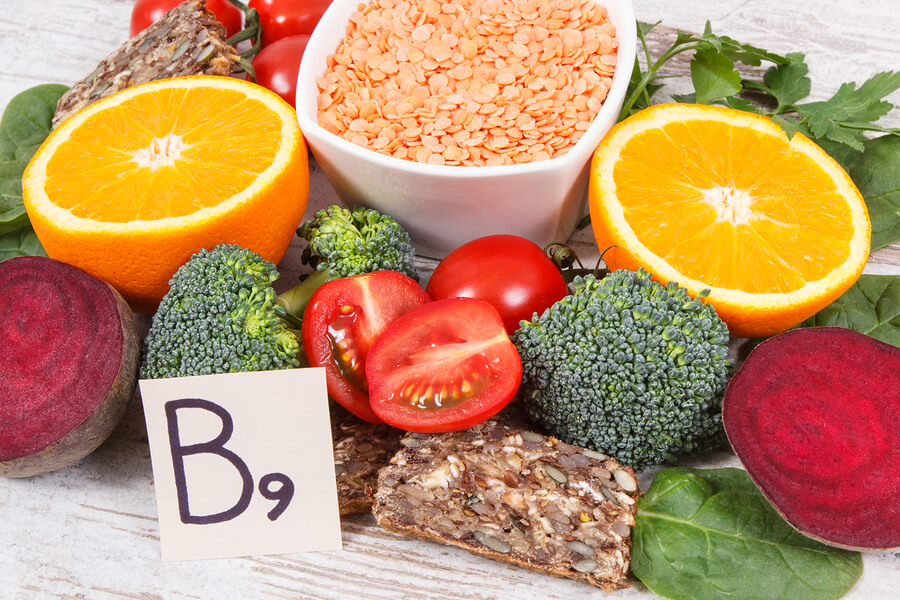 El ácido fólico es el nombre que recibe la vitamina B9.