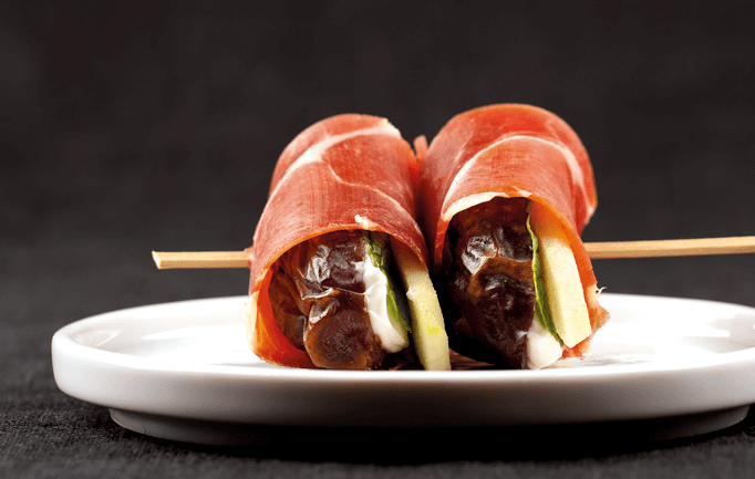 Puedes envolver los dátiles con bacon y hacer una exquisita cena con ellos.