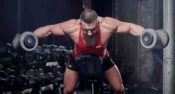 La elevación posterior, como el nombre ya indica, nos permite tonificar el deltoides posterior.