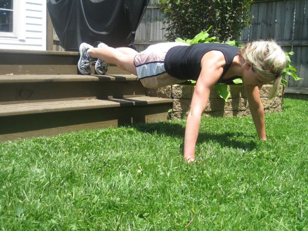 Para hacer los pectorales invertidos, tus pies deben situarse en un nivel más alto que el resto de tu cuerpo.