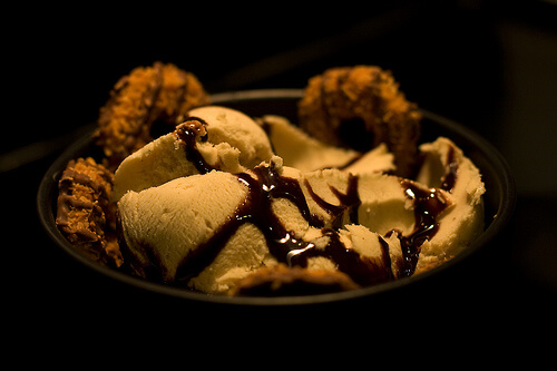 El helado de banana y chocolate se distingue por su inigualable sabor.