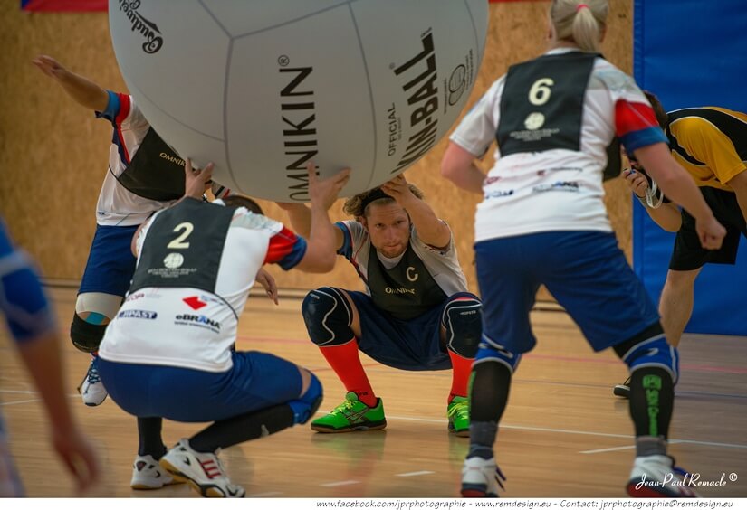 El Kin-Ball es un deporte excelente para afianzar relaciones interpersonales y trabajar en equipo. 