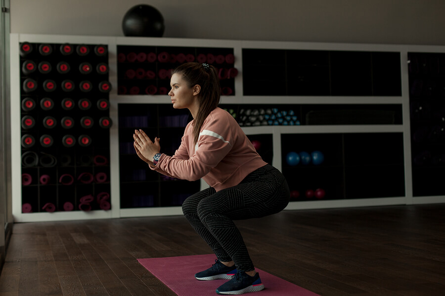 La sentadilla es uno de los mejores ejercicios con el peso corporal para mujeres.