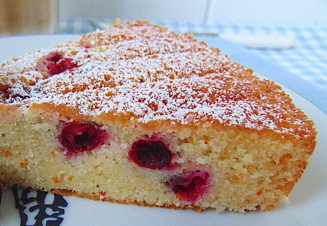 El pastel de arándanos rojos es una excelente manera de sumarlo a tus meriendas.