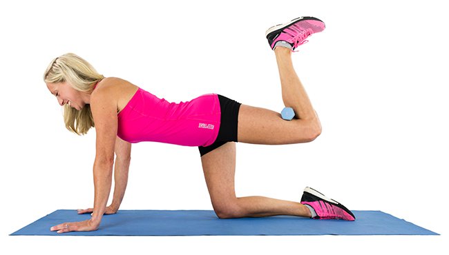 La patada de burro con círculos es una variación del ejercicio tradicional.