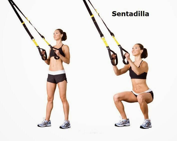 La sentadilla con pull trabaja las piernas, los glúteos y el abdomen.