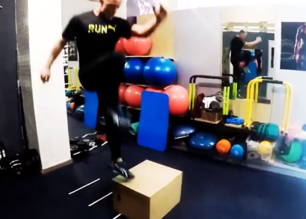 El skipping sobre cajón es un ejercicio de pliometría muy exigente.