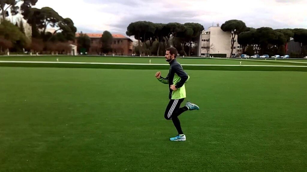 Llevar los talones a los glúteos es recomendable para calentar.