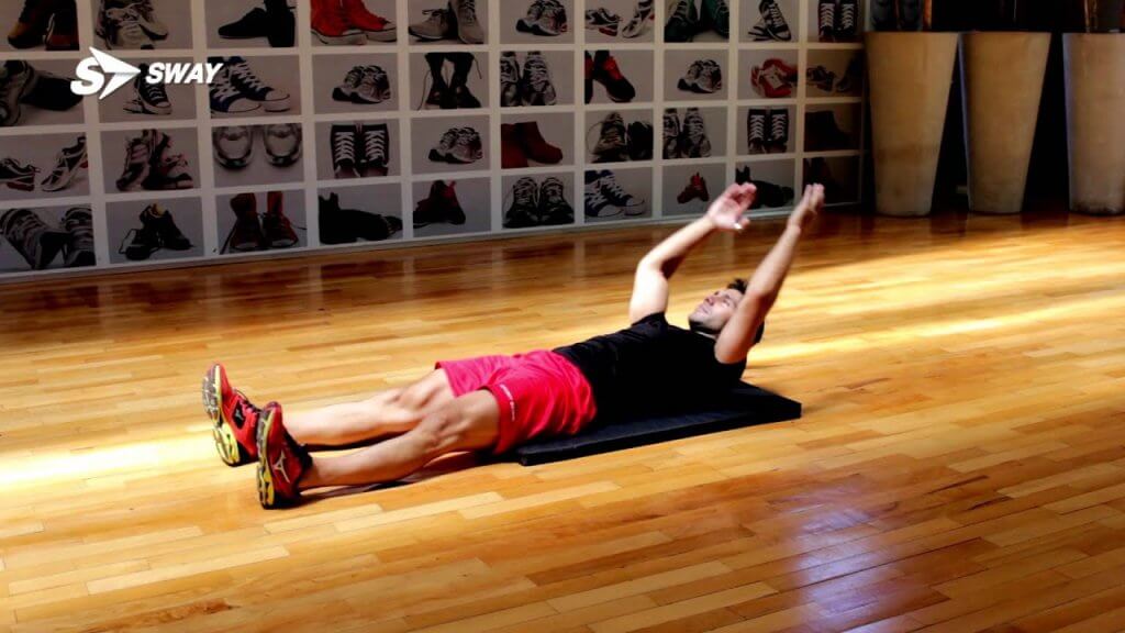 Los abdominales bolita son más exigentes, sobre todo si se hacen con mancuernas.