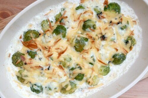 Las coles de bruselas con queso parmesano son una opción nutritiva y deliciosa para incorporar esta hortaliza a tu menú semanal.