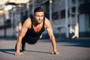 Los pushups para trabajar principalmente los tríceps y los músculos grandes del pecho