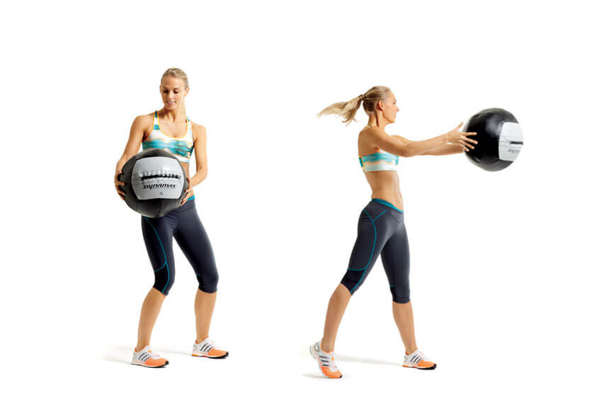 Dentro de las rutinas de ejercicios en pareja, el lanzamiento lateral es una alternativa para trabajar los abdominales.