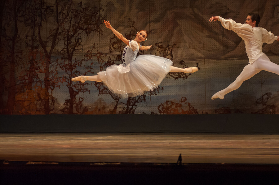 El ballet clásico puede considerarse como una alternativa para hacer deporte, ya que cuenta como una actividad física exigente.
