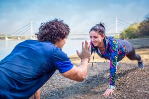 Rutina de ejercicios en pareja