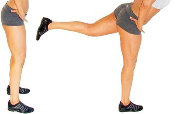 La patada de burro también puede realizarse de pie.