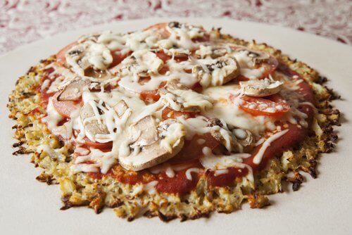 Hacer la masa con coliflor es una buena alternativa para lograr una pizza fitness.