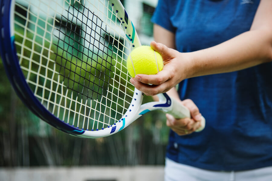 El saque es una de las primeras cuestiones que aprender al practicar tenis.