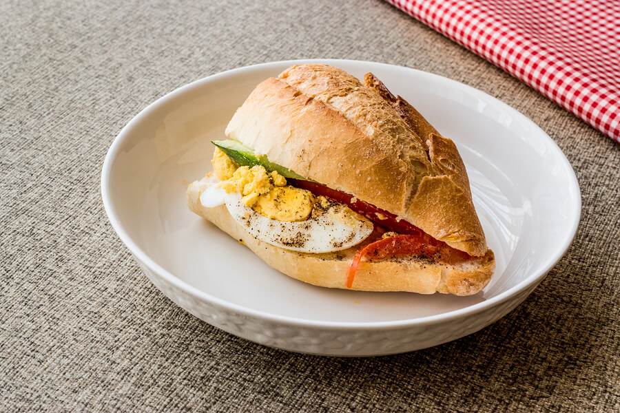Huevo duro y tomate son dos grandes bocadillos para antes del entrenamiento.