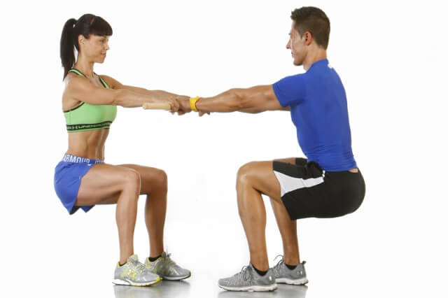 La sentadilla es infaltable en toda rutina de ejercicios en pareja.