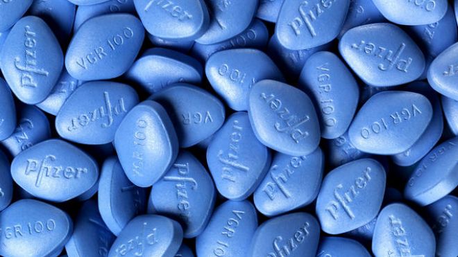 Químicamente, la viagra relaja los músculos y abre las arterias para permitir un mejor flujo de sangre en el cuerpo.