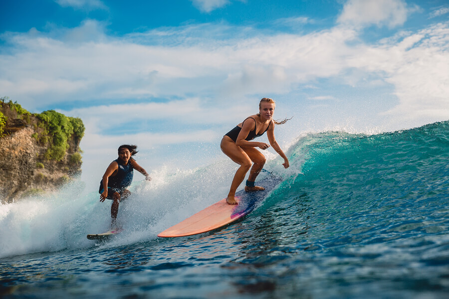 El surf es uno de los mejores deportes de playa para disfrutar del verano.
