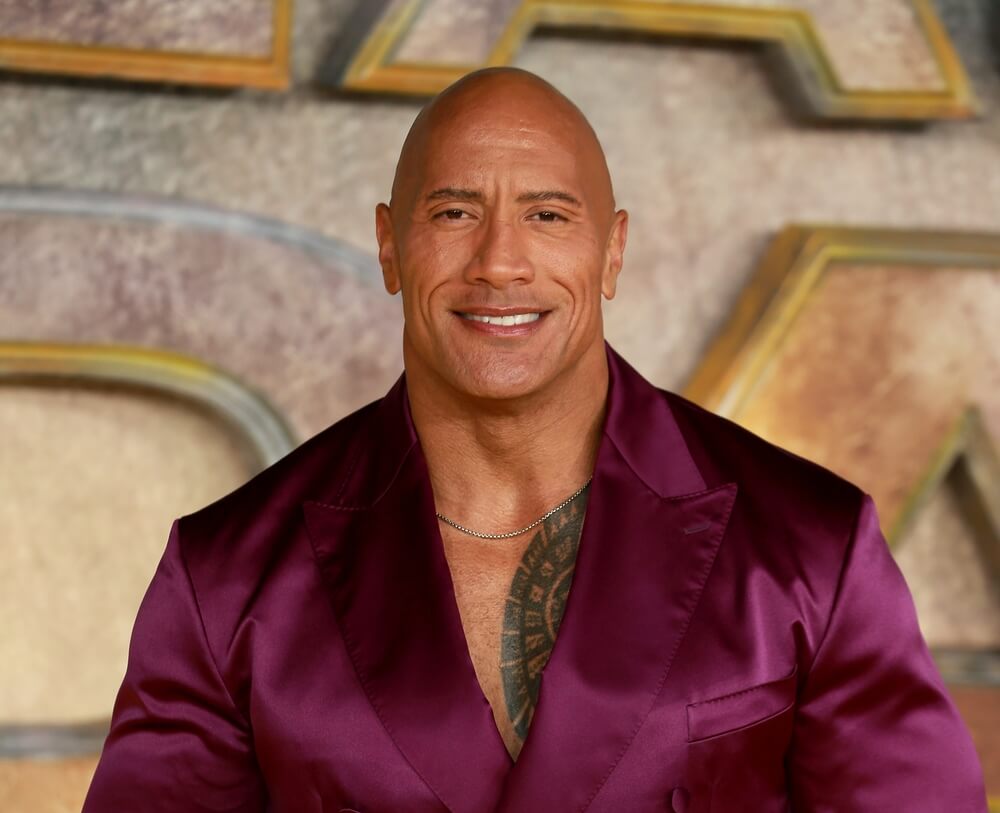 Dwayne Johnson tiene ejercicios de celebridades que puedes hacer.
