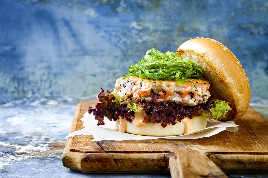 Las recetas de hamburguesas sanas cuentan con el salmón como ingrediente estrella.