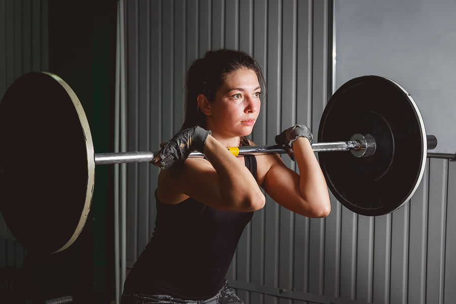 El clean es otro ejercicio que ayuda a desarrollar la musculatura de las piernas.