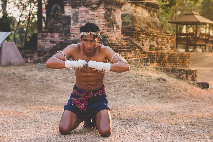 Joven practicando boxeo tailandés.