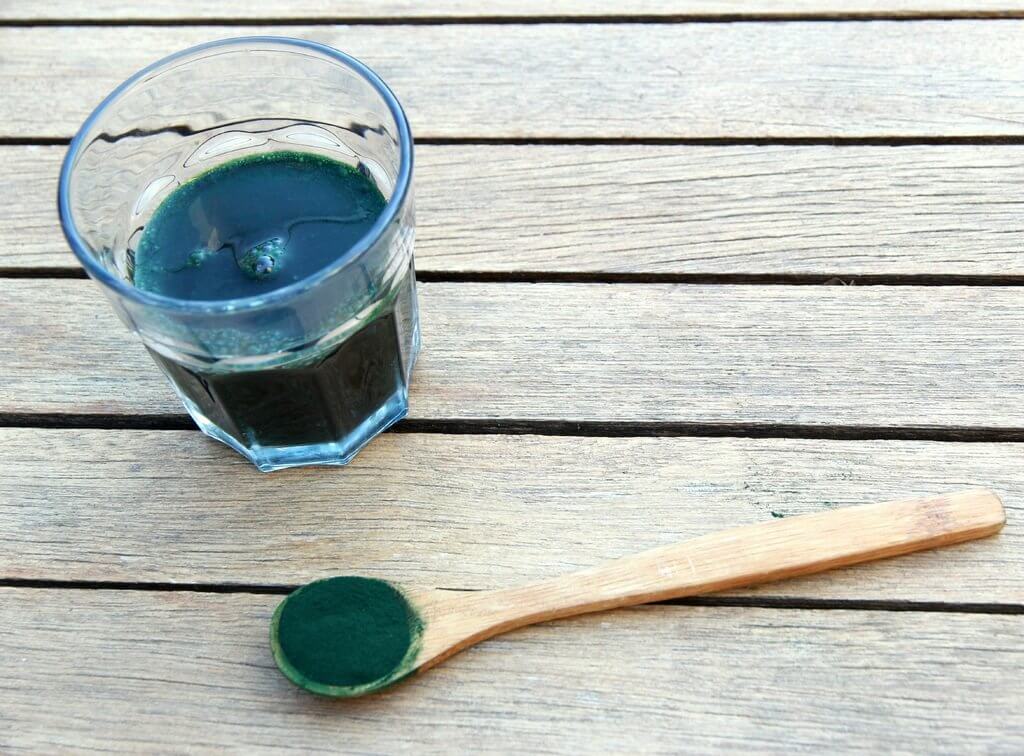 Vaso de espirulina y polvo de espirulina