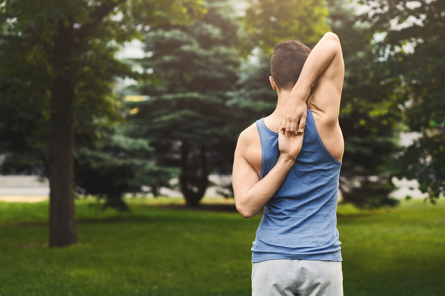 Para estirar los hombros, podemos optar entre muchos ejercicios muy efectivos.