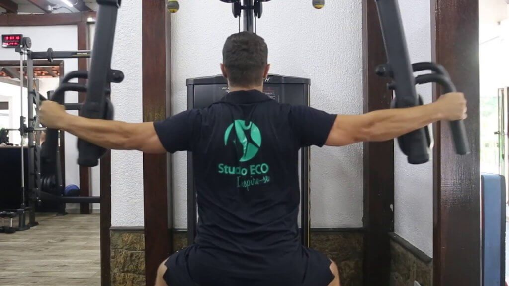 El fly invertido es uno de los mejores ejercicios para los músculos romboides.