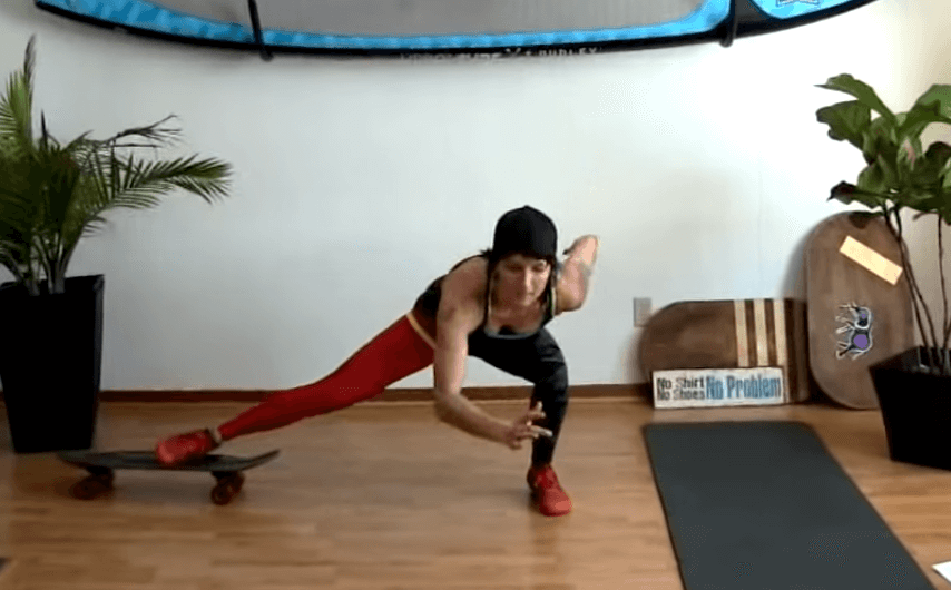 La zancada lateral es un ejercicio que te permite usar el skate para ponerte en forma.