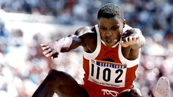 El salto en longitud también fue una especialidad de este atleta estadounidense.