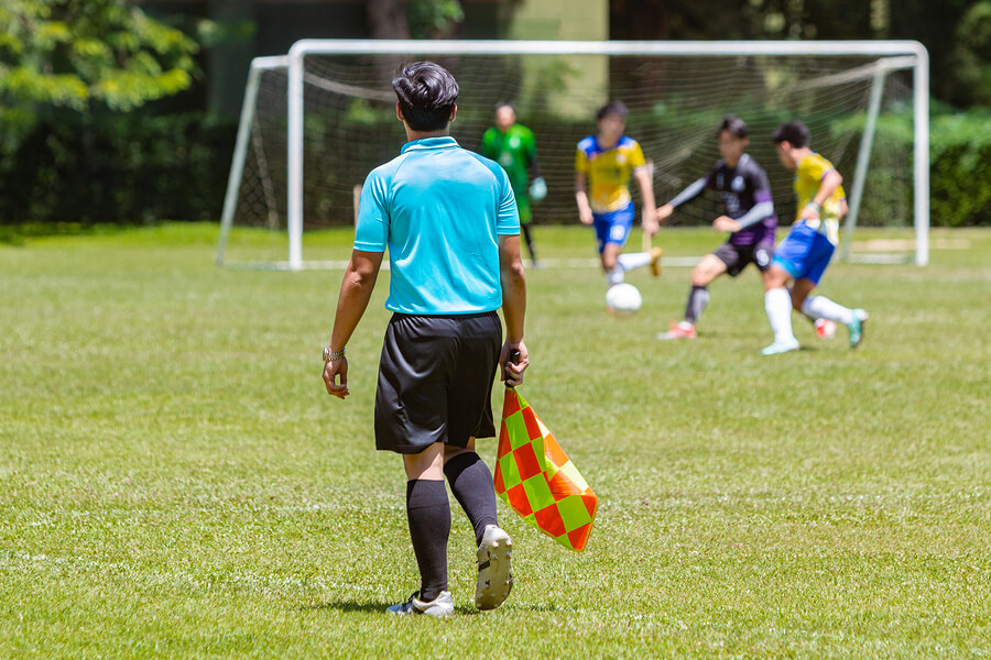 Un árbitro de fútbol debe superar exámenes teóricos y prácticos antes de poder ejercer.