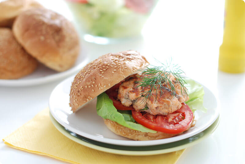 Las recetas de hamburguesas con carne y pescado son opciones nutritivas para la alimentación de toda la familia.