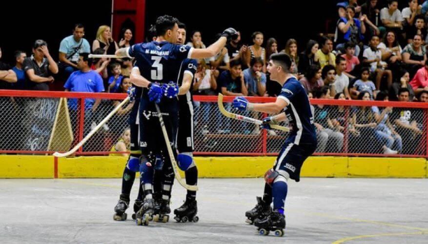 Chicos practicando hockey sobre patines, que fue deporte de exhibición en los JJOO.