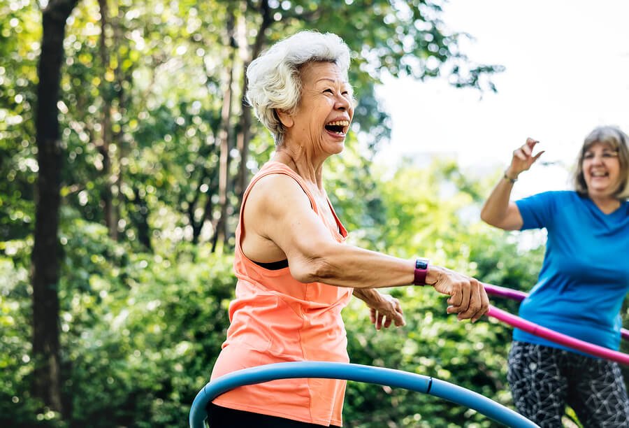 Mujer mayor realizando ejercicios de cintura con Hula Hoop.