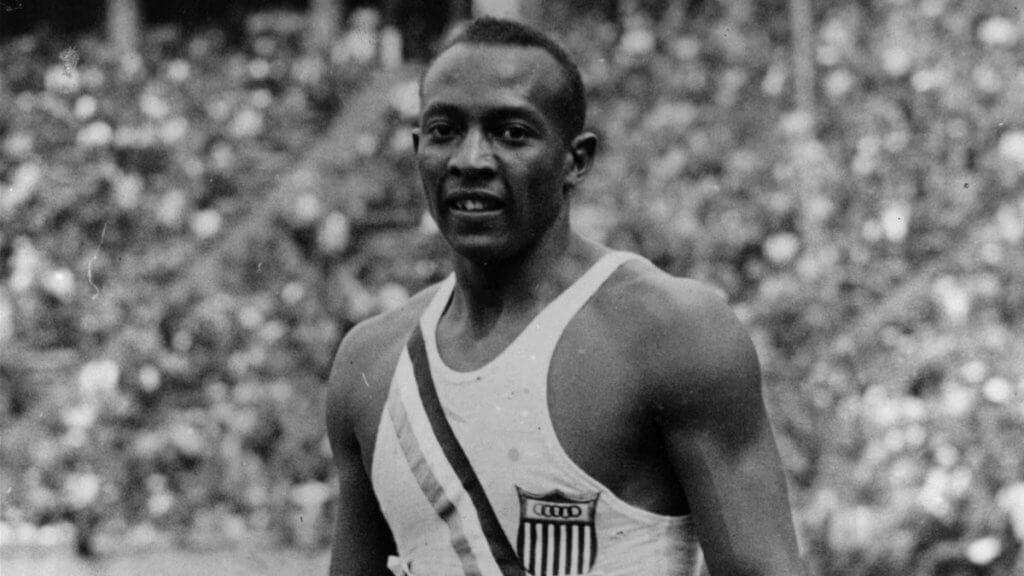 Jesse Owens luego de una competencia de atletismo.