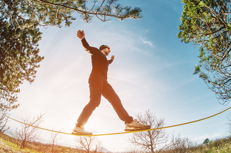 El slackline es una actividad fabulosa para mejorar el equilibrio.