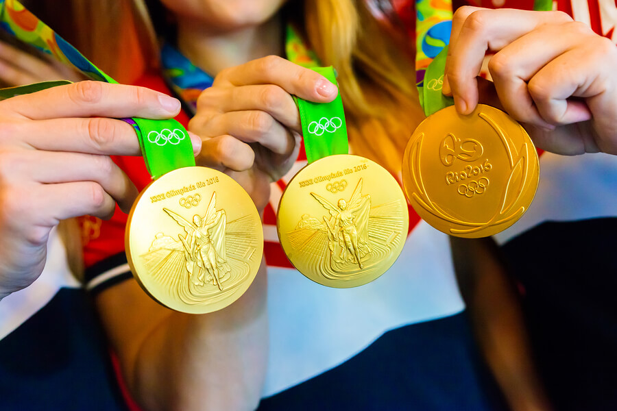 La Carta Olímpica rige las competencias olímpicas, las cuales premian a sus ganadores con medallas.