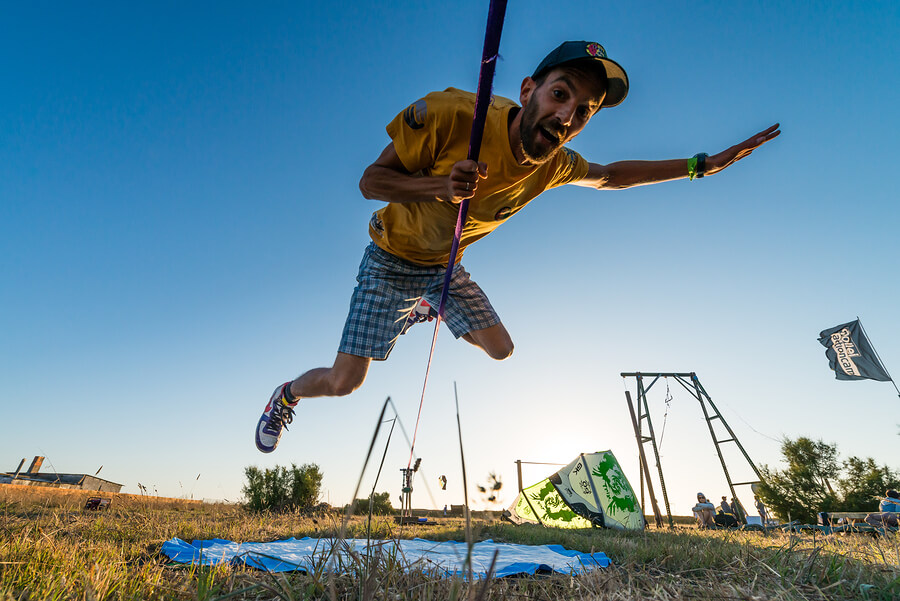 El slackline está ganando cada vez más popularidad en todo el mundo.