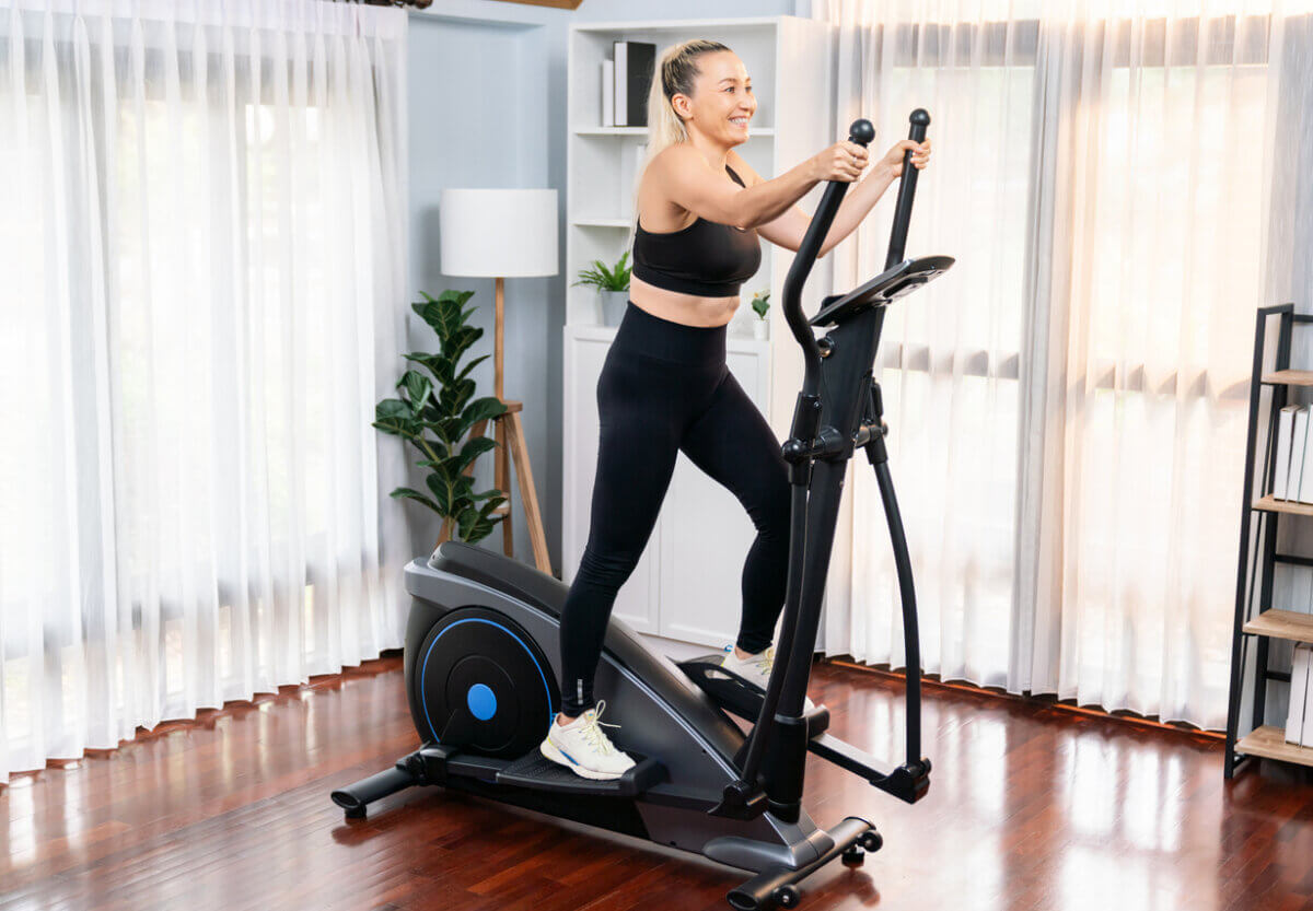 Máquinas de gimnasio para reducir la cintura: caminadora elíptica.