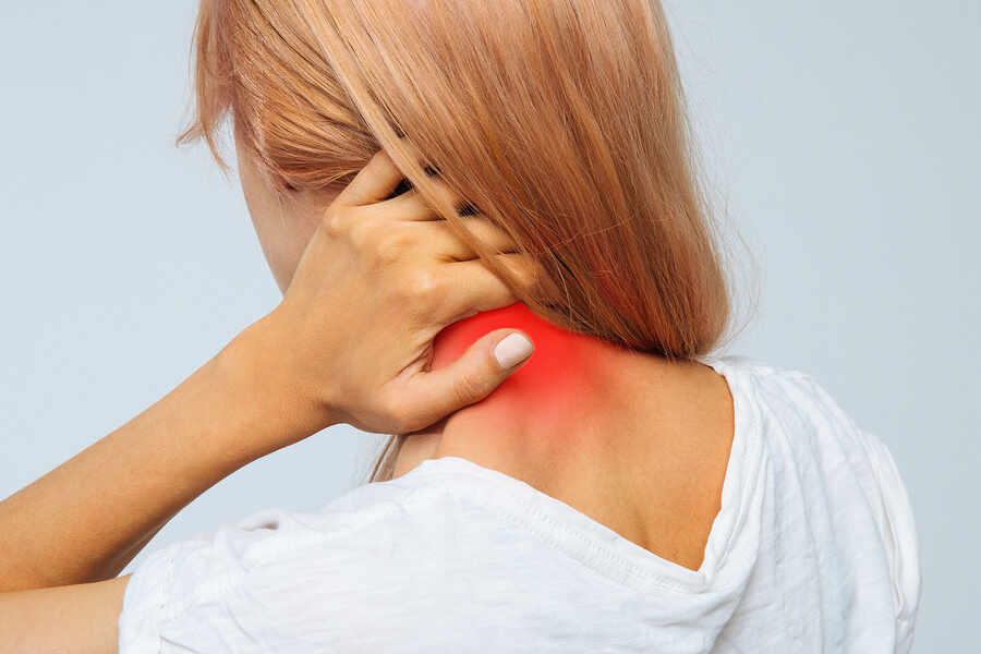 Mujer padece dolor por una hernia discal.