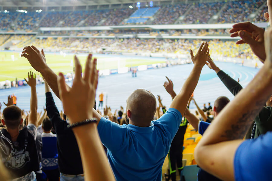 Aficionados viendo a su equipo en las gradas.