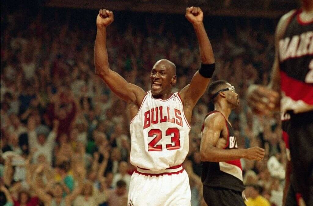 Michael Jordan levanta los brazos por un triunfo.